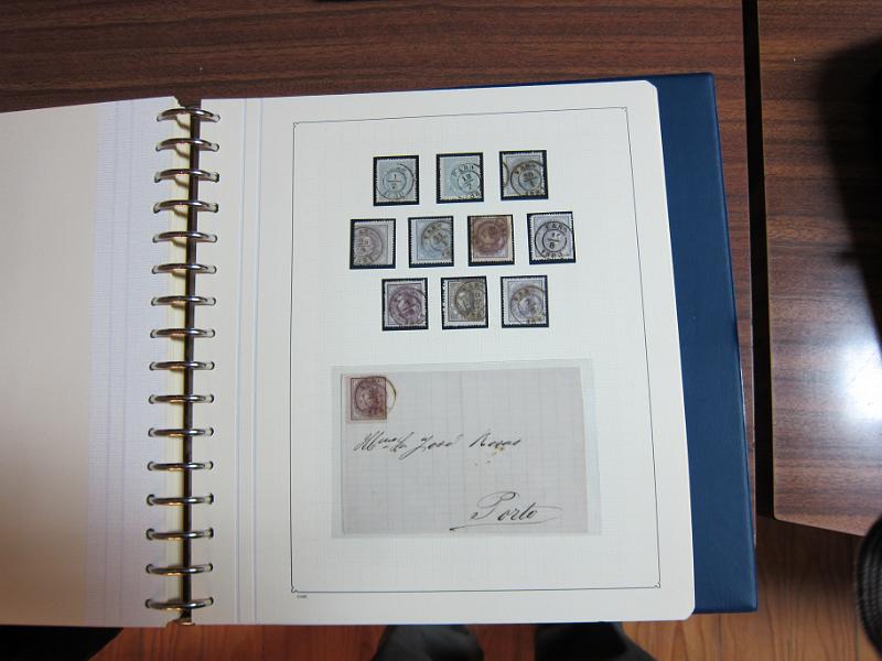 0019 (101).JPG -     Lote:    19      Marcofilia      Lotes Especiais       Descrição:         Portugal. Colecção especializada de carimbos de duplo círculo, tipo 1852, montada em 4 álbuns Lindner, com selos de diversas emissões e cartas, com estudo minucioso de cada marca. Lote a ver.         Lote       Valor Base:     &euro; 2.500,00     Valor Venda:     Retirado     